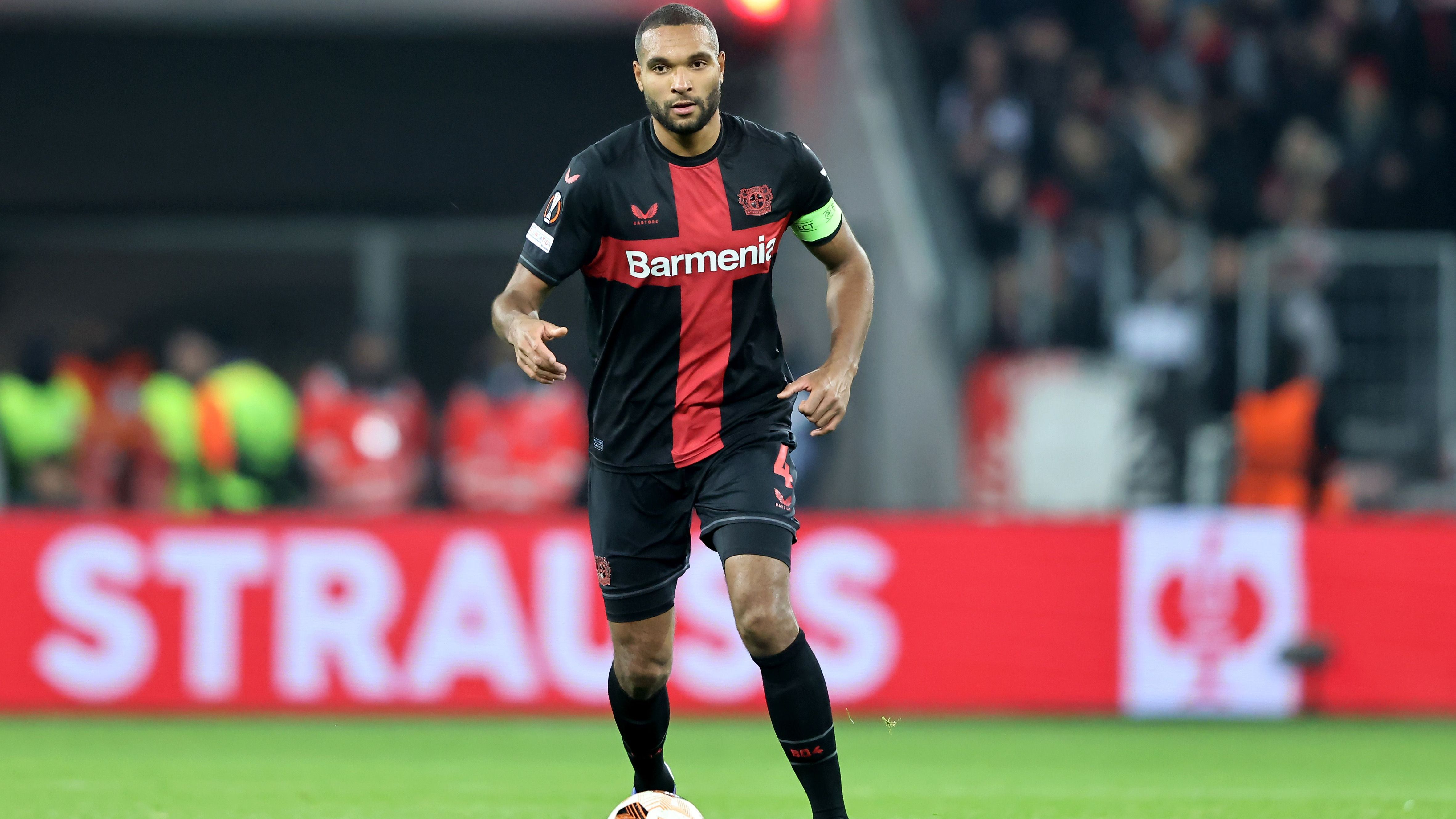 <strong>Abwehr: Jonathan Tah (Bayer 04 Leverkusen)<br></strong>Das Grundgerüst einer jeden Top-Mannschaft ist die Abwehr. Und das Grundgerüst der Top-Mannschaft Bayer Leverkusen heißt Jonathan Tah. Der Nationalspieler ist zentraler Mann in der Dreierkette der Werkself und hat in den ersten 16 Saisonspielen kaum einen Fehler gemacht. Das Bayerkreuz-Ballett fängt oftmals schon mit ihm an.