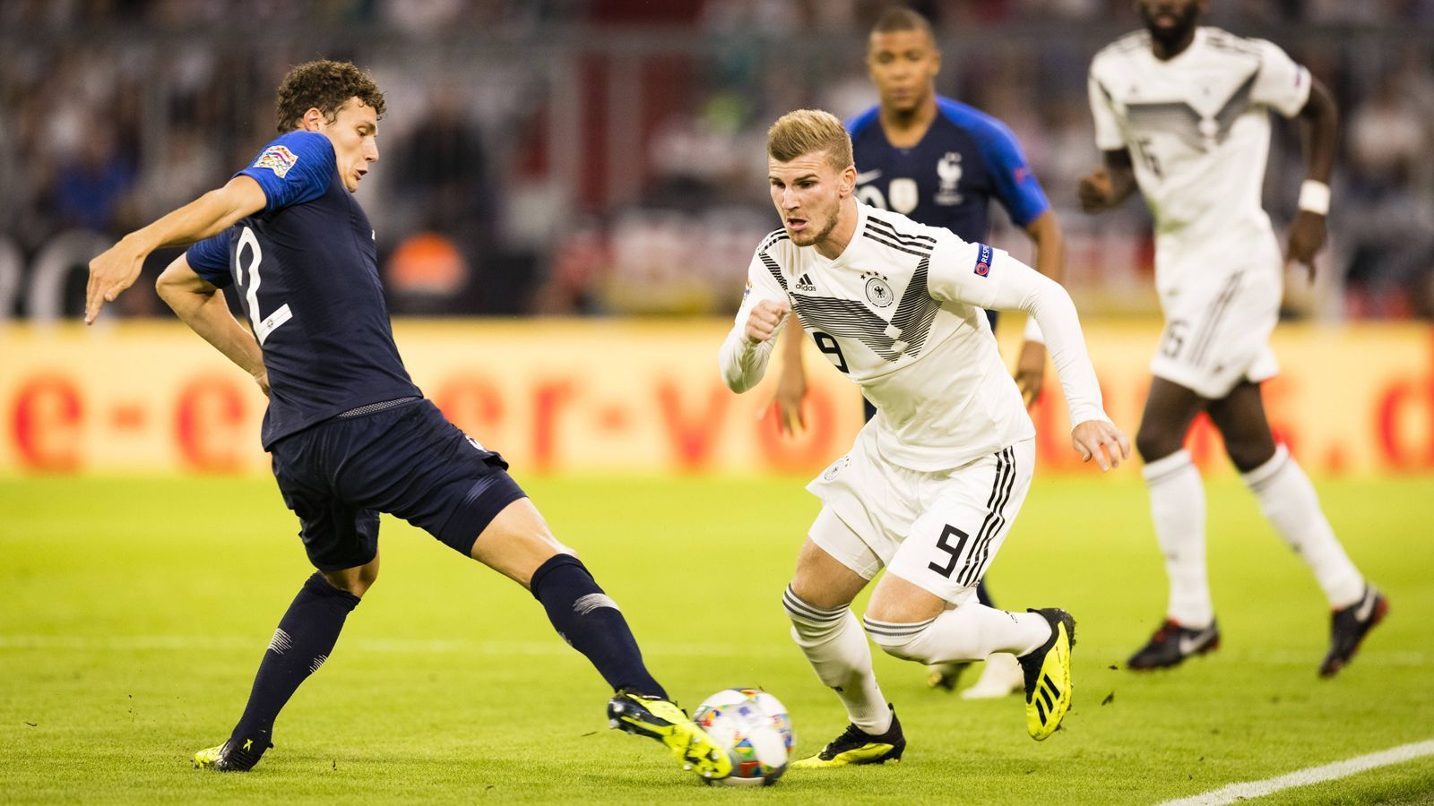 
                <strong>6.9.2018 - Nations League: Deutschland - Frankreich 0:0</strong><br>
                Der große personelle Umbruch bleibt aus. In der vom Münchener Publikum freundlich empfangenen deutschen Startelf stehen elf WM-Fahrer. Die deutsche Mannschaft liefert dem neuen Weltmeister Frankreich in der neu geschaffenen Nations League ein Spiel auf Augenhöhe, das sie mit etwas mehr Konsequenz im Abschluss auch hätte gewinnen können. Joshua Kimmich überzeugt erstmals auf der Sechs.
              