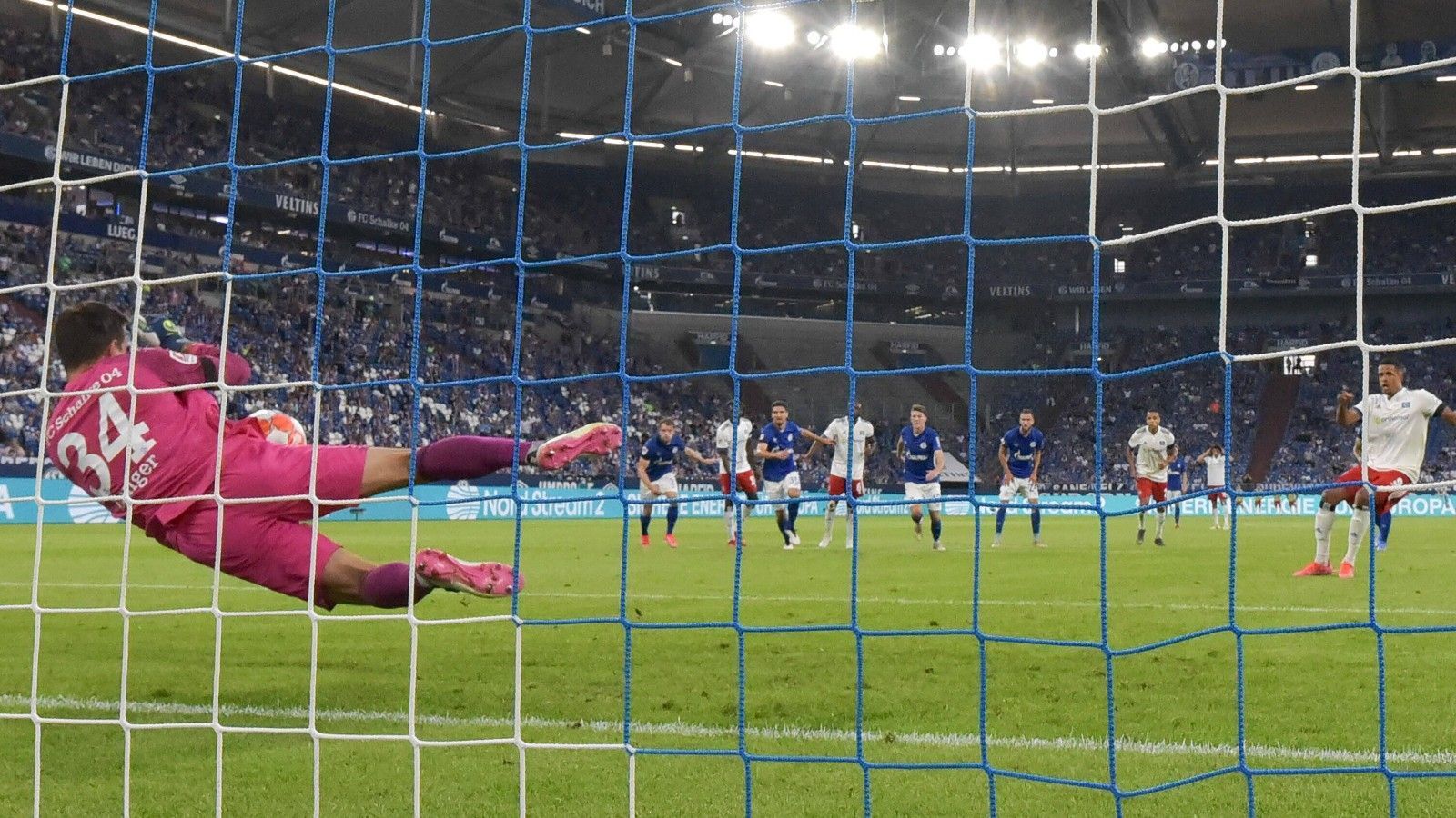 
                <strong>Michael Langer (FC Schalke 04)</strong><br>
                Der Vertreter des an Corona erkrankten Ralf Fährmann ist bis zum Elfmeter in der 28. Minute beschäftigungslos, dann pariert Langer den Strafstoß von Glatzel unter Riesen-Applaus der 20.000 Fans in der Veltins-Arena. Vor dem Ausgleich hält er den Freistoß von Leibold noch stark, beim Glatzel-Nachschuss ist der Österreicher dann chancenlos, ebenso beim späten 1:2 aus Schalker Sicht. ran-Note: 2
              