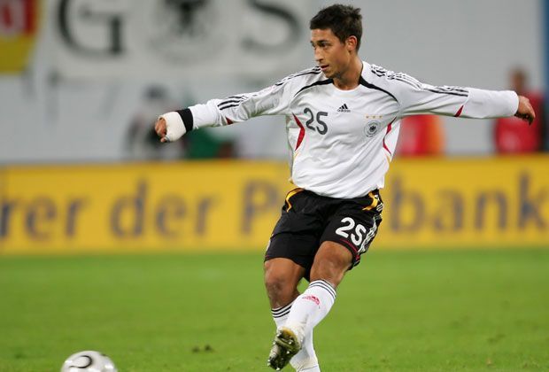 
                <strong>Malik Fathi (vereinslos)</strong><br>
                Den Anfang macht Malik Fathi. Ja, der ehemalige Mainzer feierte im August 2006 gegen Schweden sein Debüt in der Nationalelf. Am Ende wurden es insgesamt zwei Länderspiele. Der 31-Jährige hat in den vergangenen Jahren nie mehr zu seiner Form gefunden und ist derzeit vereinslos.
              