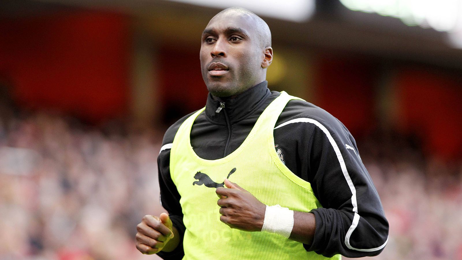 
                <strong>Innenverteidigung: Sol Campbell </strong><br>
                Sol Campbell wird von ChatGPT ebenfalls als einer der besten elf Spieler der Vereinshistorie gesehen. Der mittlerweile 48-Jährige spielte hauptsächlich von 2001 bis 2006 für Arsenal sowie in der Rückrunde der Saison 2009/2010 – ein Jahr später beendete er seine Karriere. Nur für Tottenham Hotspur kam der Engländer auf mehr Einsätze. Campbell war zwar nicht Teil der erfolgreichen Double-Mannschaft, stand aber mit Wenger 2006 im Finale der Champions League. Mit Adams spielte er 2001/2002 zusammen.
              