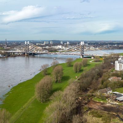 Die Duisburger A40-Brücke ist eine der wichtigsten Verkehrsverbindungen in Nordrhein-Westfalen