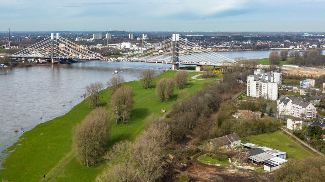 Blick auf die Rheinbrücke Neuenkamp - bis zu ihrer Fertigstellung stehen noch zehn Tage Sperrung an und ein Stau-Chaos.