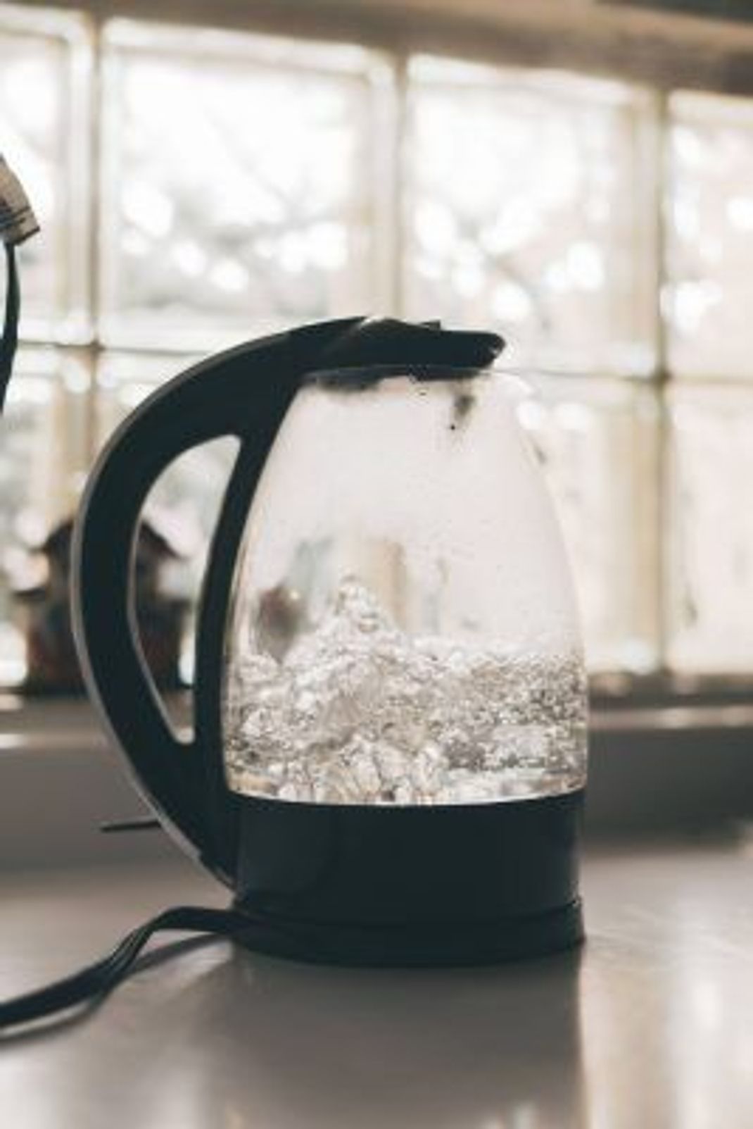 Hast du dich auch schon mal gefragt, ob es besser ist, warmes oder kaltes Wasser in den Wasserkocher zu füllen?