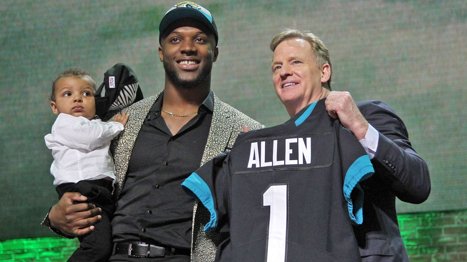 
                <strong>Gewinner: Jacksonville Jaguars</strong><br>
                Eigentlich wurde bei den Jaguars entweder ein Top O-Liner, wie Jawaan Taylor oder einer der beiden Iowa-Tight-Ends T.J. Hockenson oder Noah Fant erwartet. Aber wenn mit Josh Allen der hinter Nick Bosa vermeintlich beste Pass Rusher des Drafts bis an Platz sieben zurückfällt, muss man die wirklichen Needs einfach mal hinten anstellen. Gegnerische Quarterbacks dürften bereits jetzt bei dem Gedanken erzittern, dass in der kommenden Saison Allen und Calais Campbell Jagd auf sie machen. Das Potenzial zu einem der besten Pass-Rusher-Duos der Liga ist auf jeden Fall da. Und Beschützer und Waffen für Nick Foles können auch in späteren Runden geholt werden.
              