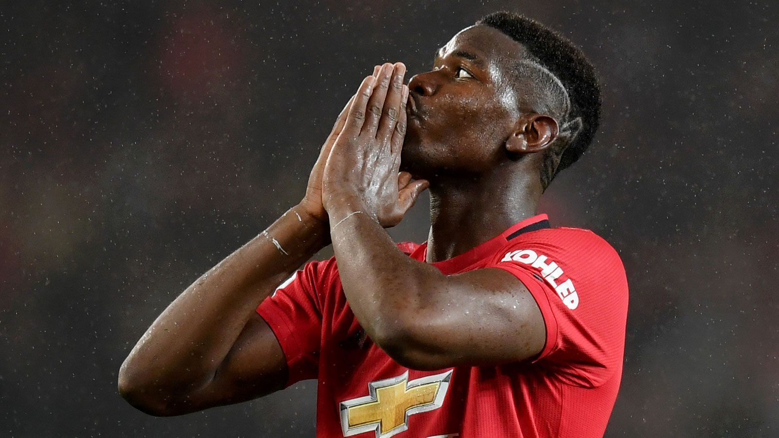 
                <strong>Paul Pogba (Manchester United)</strong><br>
                105 Millionen Euro überwies Manchester United vor vier Jahren an Juventus Turin, um Paul Pogba nach Old Trafford zurückzulotsen. Seither scheint der Franzose diesen immensen Batzen Geld wie einen zentnerschweren Rucksack mit sich herumzuschleppen. Von seinem einstigen Esprit ist nicht mehr viel übrig geblieben und so sind sich beide Seiten mittlerweile wohl einig, dass das Ende der unfruchtbaren Zusammenarbeit Klub und Spieler nur gut tun könnte. Das Problem: Pogba war in der aktuellen Saison dauerverletzt, zunächst am Knöchel, dann am Sprunggelenk. Auf ganze acht Einsätze kam der Weltmeister vor der Corona-Pause, in der Startelf stand er zuletzt Ende September. Es könnte also wohl oder übel darauf hinauslaufen, dass Pogba seinen bis 2021 laufenden Vertrag erfüllt und United im Worst Case am Ende keine Ablöse mehr einsacken wird. Von einer ähnlichen Summe wie 2016 träumen ohnehin nicht einmal mehr Fantasten.
              