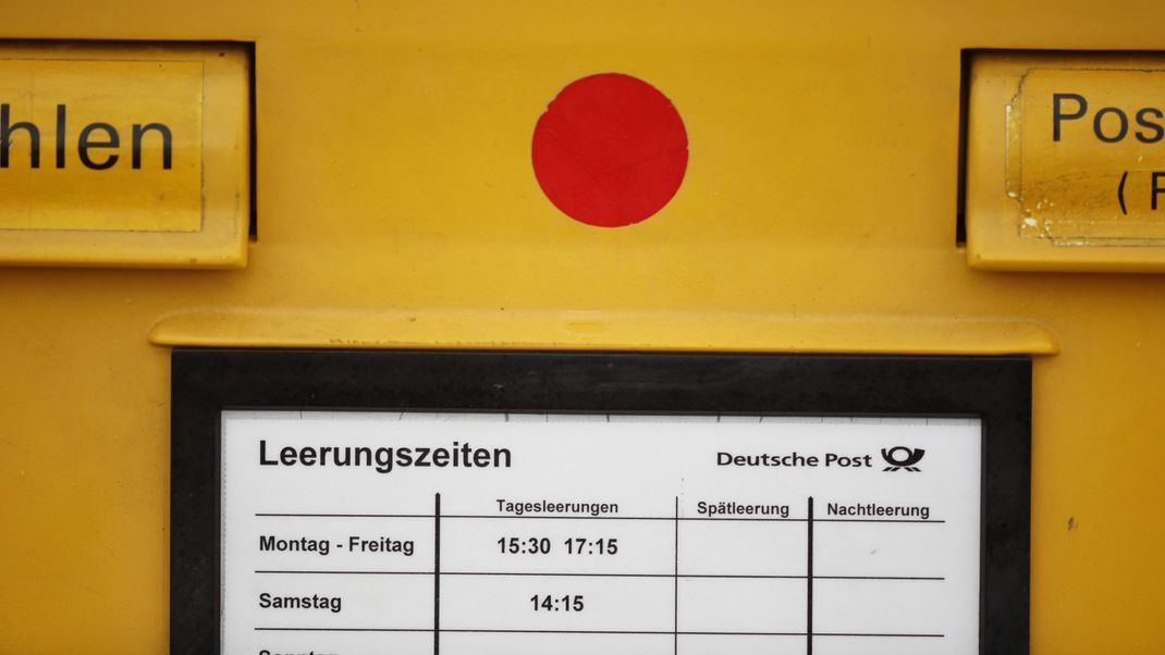 In Deutschland stehen rund 2.500 Briefkästen mit einem roten Punkt.
