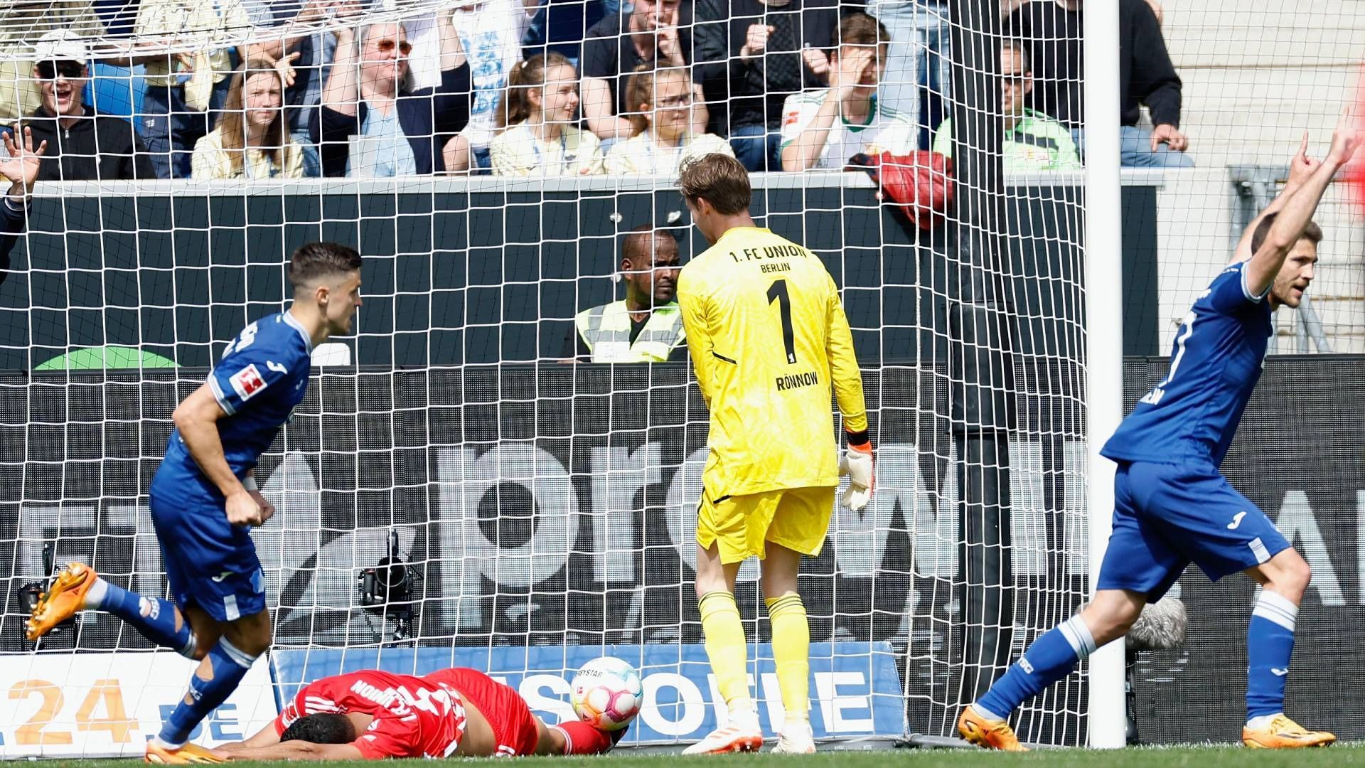 
                <strong>Hoffenheim setzt mit VAR-Elfer nach</strong><br>
                16:06 Uhr: Die TSG Hoffenheim baut ihre Führung aus! Erneut spielt der VAR eine Rolle in dieser Konferenz, es gibt Elfmeter. Kramaric bedankt sich und stellt auf 2:0.
              