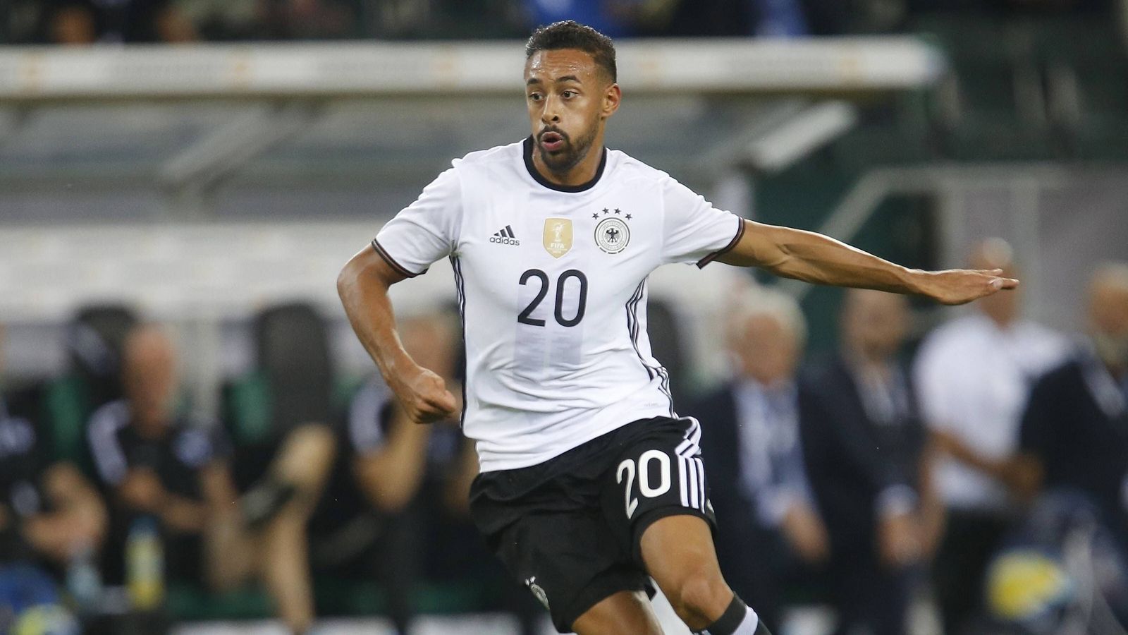 
                <strong>2016 gestrichen: Karim Bellarabi (Bayer Leverkusen)</strong><br>
                Im Vorfeld der EM 2016 gehört Karim Bellarabi meistens zum Kader, zehn Länderspiele absolviert er in diesem Zeitraum. Dann wird er im letzten Moment noch ausgemustert. Nur ein weiterer Einsatz kommt hinzu, seit knapp zwei Jahren wird der pfeilschnelle Angreifer nicht mehr nominiert.
              