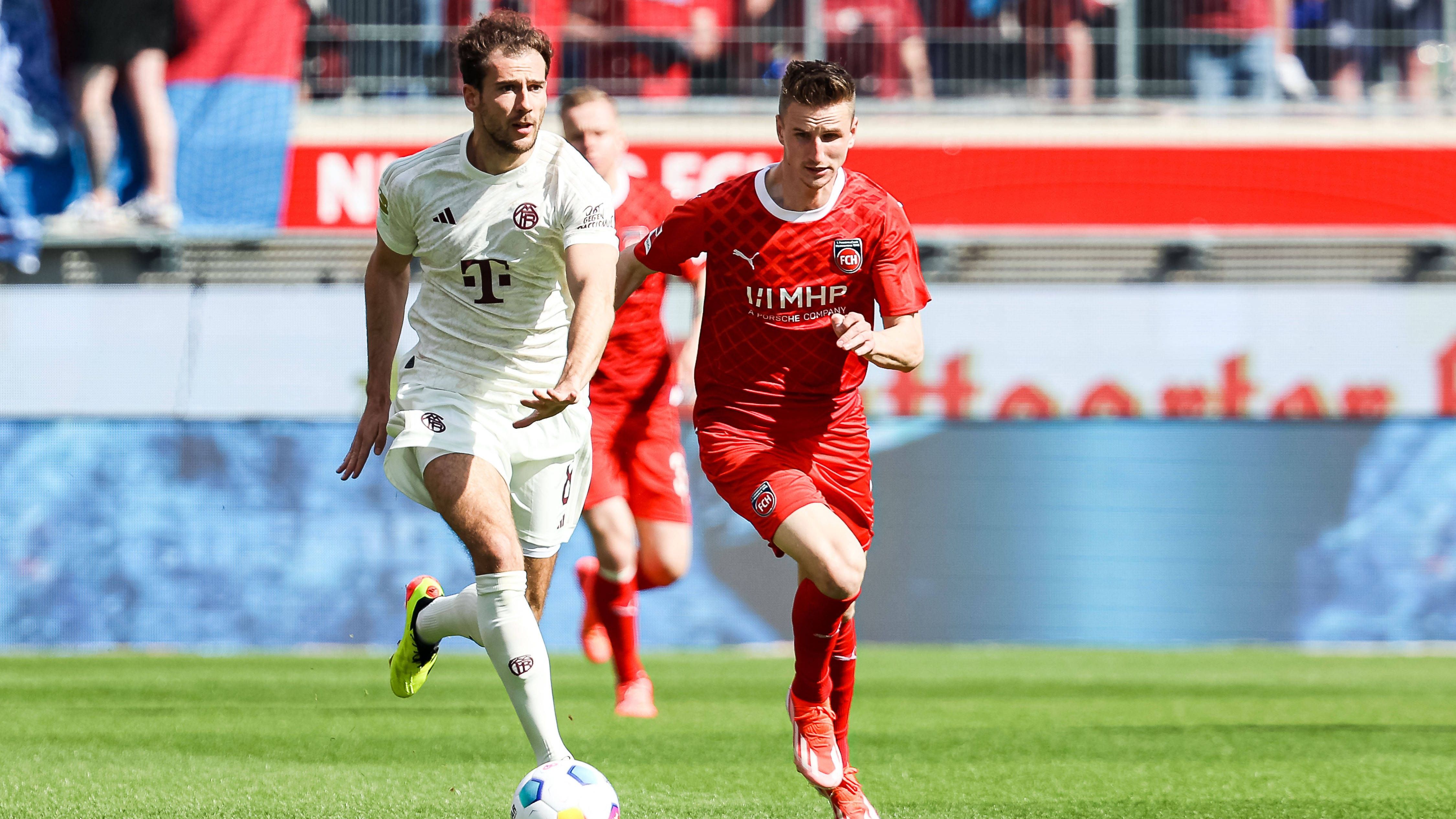 <strong>Leon Goretzka</strong><br>Kann im Mittelfeld munter den Ball laufen lassen. Das liegt vor allem an den tiefstehenden Heidenheimern, die die Bayern bis 25 Metern vor dem Tor spielen lassen. Eine gefährliche Aktion leitet der 29-Jährige aber nicht ein. Bleibt auch in der zweiten Halbzeit zu ungefährlich und kann nach dem 2:2 nicht für Stabilität sorgen. Die Folge: Die Bayern kriegen keine Kontrolle ins Spiel. <strong>ran-Note: 3</strong>