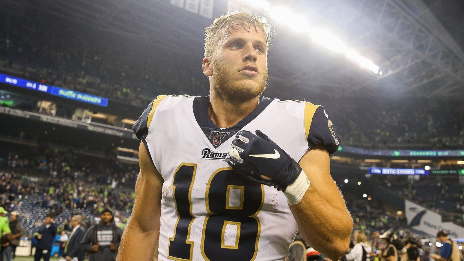 
                <strong>Comeback Player of the Year: Cooper Kupp (Los Angeles Rams) </strong><br>
                2018 erlebte Cooper Kupp eine verletzungsgeplagte Saison. Erst zog er sich eine kleinere Knieverletzung zu und verpasste zwei Spiele. Kaum war er wieder zurück, riss er sich in Woche 10 das Kreuzband und erlebte den Super Bowl seiner Mannschaft lediglich aus der Ferne mit. Umso stärker trumpft er nun auf: 792 Receiving-Yards, fünf Touchdowns! Vor allem im London Game gegen die Cincinnati Bengals spielte er mit 262 Yards Raumgewinn spektakulär.  
              