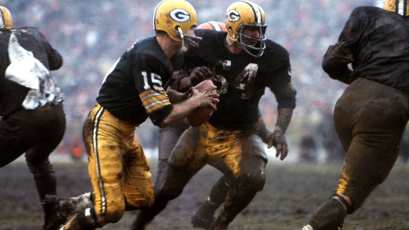 
                <strong>Platz 9 (geteilt): Saison 1967 - Punkteschnitt: 21,8</strong><br>
                Gleich in der zweiten Saison der Super-Bowl-Ära dominierten die Offensiven. Den Super Bowl gewannen die Green Bay Packers um Quarterback-Legende Bart Starr gegen die Oakland Raiders. Während die Raiders in der AFL die eindeutig stärkste Offense stellten, zeichneten sich die Packers in der NFL durch eine gute Defense aus, die in 14 Spielen nur 209 gegnerische Punkte zuließ. Dies entschied letztlich auch den Super Bowl, den Green Bay mit 33:14 gewann.
              