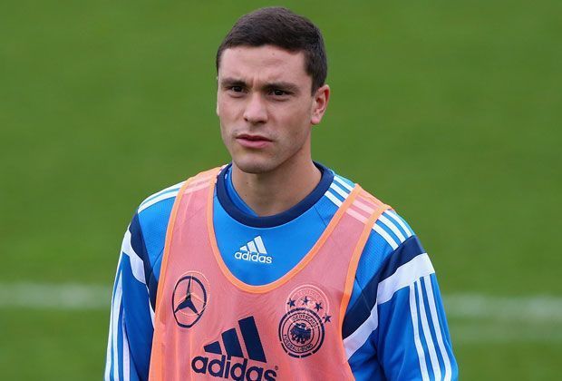 
                <strong>Jonas Hector (1. FC Köln)</strong><br>
                Der Kölner könnte der 74. Debütant in der Ära von Bundestrainer Joachim Löw werden. Und es ist dem starken Außenverteidiger zu wünschen, dass seine Nationalelf-Karriere ganz lange andauert. Denn es gibt auch andere Beispiele. ran.de zeigt Löws elf längst vergessene DFB-Debütanten.
              