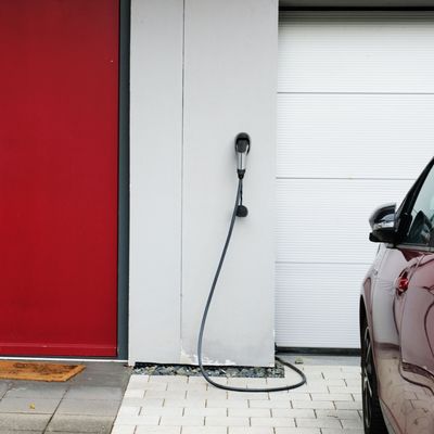 Eine Wallbox zum Laden von Elektroautos an einer Hauswand