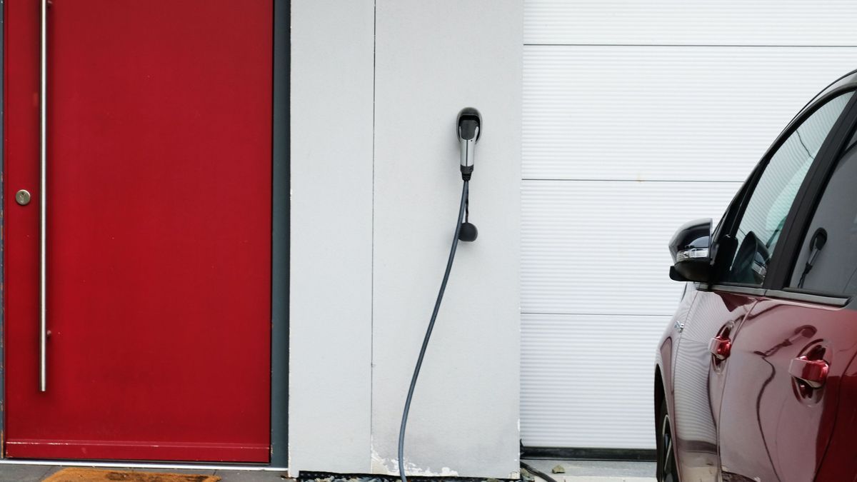 Eine Wallbox zum Laden von Elektroautos an einer Hauswand