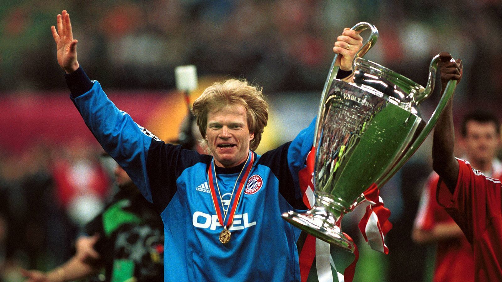 
                <strong>Torwart: Oliver Kahn</strong><br>
                Im Tor ist die Entscheidung eng. Manuel Neuer hätte diesen Platz wohl auch verdient, aber der "Titan" hat sein ganz eigenes Standing in München. Unvergessen seine drei gehaltenen Elfmeter im Champions-League-Finale 2001 gegen den FC Valencia. Kahn hat mit den Bayern alles geholt und alles erlebt. Er ist eines der Gesichter des Vereins und seit 2021 zudem Vorstandsvorsitzender.
              