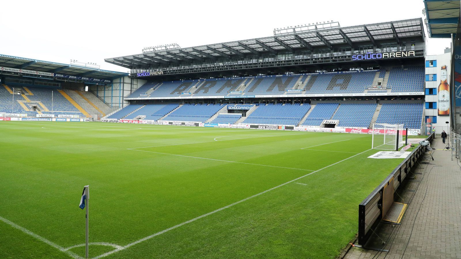 
                <strong>Arminia Bielefeld</strong><br>
                Stadion: Schüco-ArenaKapazität: 26.515Vorgehen: Kein Dauerkartenverkauf an Neukunden, Besitzer aus der Vorsaison können auch einen Kompensationsanspruch stellen
              