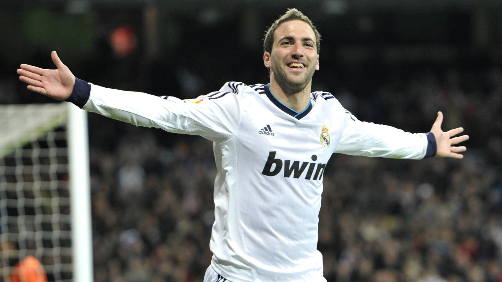 
                <strong>Gonzalo Higuain</strong><br>
                Gonzalo Higuain war eine Tormaschine, auf die Verlass war. Vor allem bei Real Madrid, in der Nationalmannschaft und in der Serie A zeigte er, was einen echten Neuner ausmacht. Kürzlich beendete der 34-Jährige unter Tränen seine Karriere bei Inter Miami. Über 300 Karrieretore sind mit Sicherheit keine schlechte Bewerbung für eine FIFA-Legendenkarte.
              