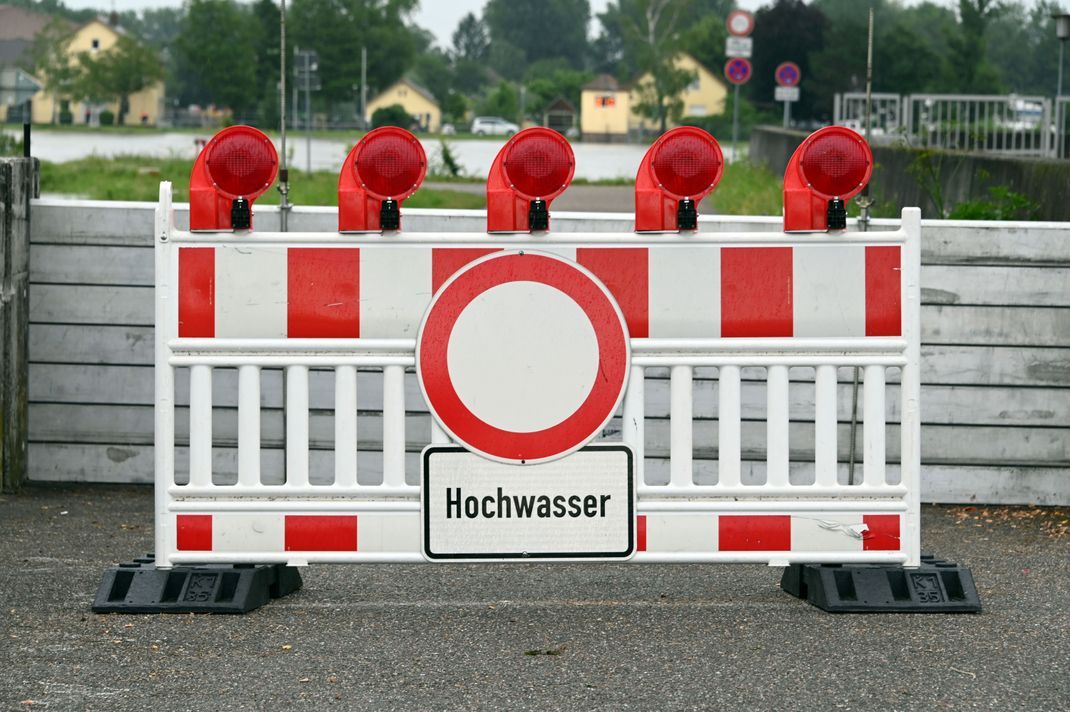 Eine Barriere auf der ein Schild mit der Aufschrift "Hochwasser".