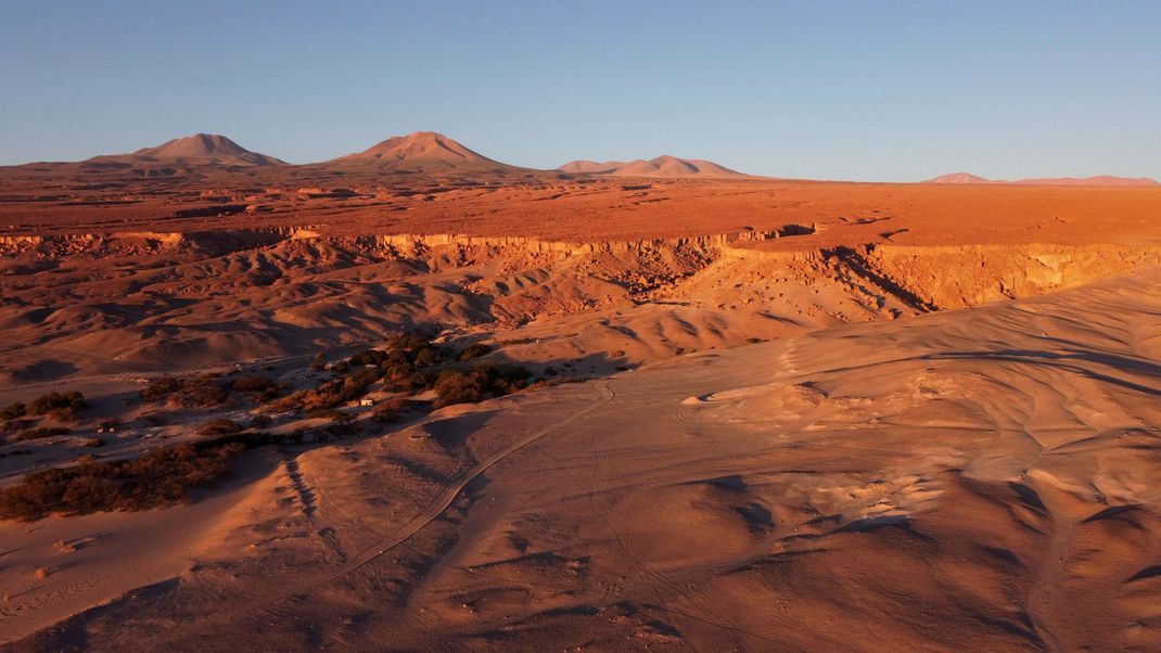 Der sonnenreichste Platz der Erde - mit sauberer, extrem trockener und meist wolkenfreier Atmosphäre - ist die Atacama-Wüste in Chile.
