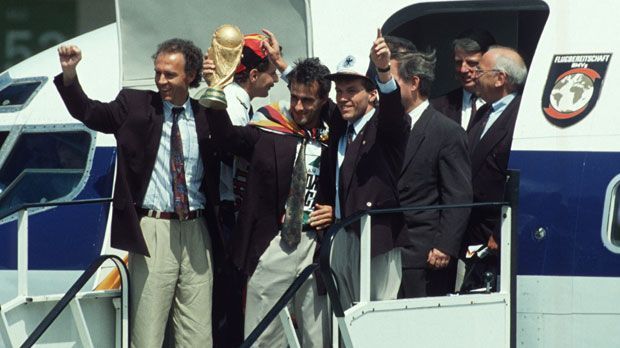 
                <strong>Franz Beckenbauer anno 1990</strong><br>
                1990 wurde Beckenbauer wieder Weltmeister, aber diesmal als Trainer beziehungsweise Teamchef. Denn der "Kaiser" hatte gar keinen Trainerschein. Nach dem WM-Triumph trat er als erster "Bundestrainer" nach einem gewonnenen Pflichtspiel zurück.
              