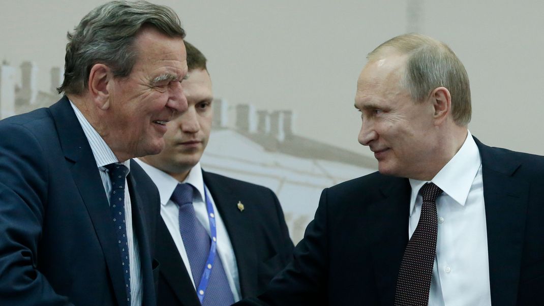 Gerhard Schröder und Wladimir Putin geben sich 2016 in St. Petersburg die Hand.