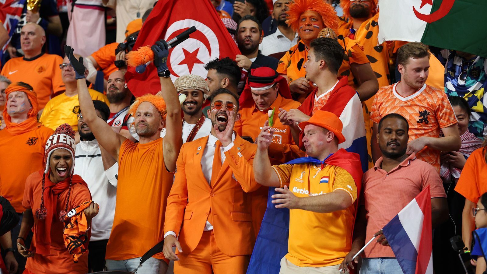 
                <strong>Fans</strong><br>
                In der Vergangenheit tauchten die niederländischen Fans die Stadien bei großen Turnieren unübersehbar in Orange. Doch in Katar ist vom Anhang – wie bei vielen europäischen Teams – wenig zu sehen. So ruhig war es lange nicht mehr in den Stadien bei Niederlande-Spielen.
              