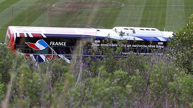 
                <strong>WM 2010: Meuterei der "Equipe Tricolore"</strong><br>
                Auch vor Großereignissen machen die eitlen Egozentriker nicht Halt. Bei der WM 2010 sorgen die Stars für einen Eklat, als sie einhellig eine Trainingseinheit sausen lassen. Dass dieser Affront nur die Spitze des Eisbergs ist, erfährt die Fußball-Welt erst in den Wochen nach dem Turnier in Südafrika, bei dem sich die Franzosen auch auf dem Platz bis auf die Knochen blamieren und mit einem Zähler nach drei Gruppenspelen die Heimreise antreten müssen.
              