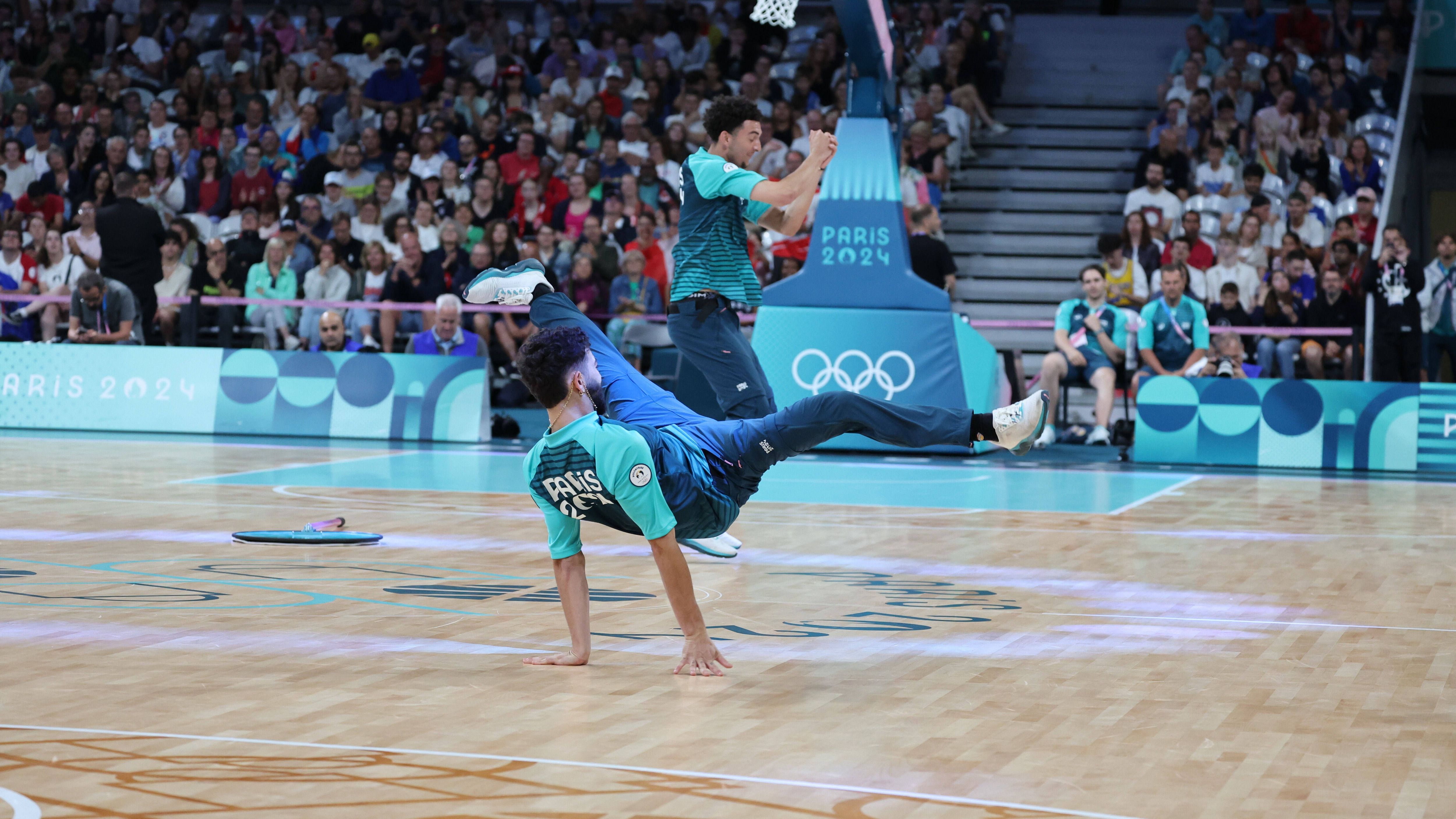 <strong>Olympia 2024: Die besten Bilder des sechsten Tages</strong><br>In den Pausen werden den Fans gelegentlich artistische Performances geboten. Hier in der Halbzeit des Basketball-Spiels zwischen Australien und Kanada.