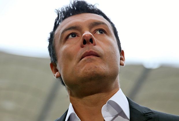
                <strong>Rodolfo Cardoso (19. September 2011 bis 10. Oktober 2011 und 17. September 2012 bis 24. September 2012)</strong><br>
                Rodolfo Esteban Cardoso, noch bis zum Sommer Trainer der Amateure, half gleich zwei Mal aus. Am 23. September 2011 führte er den HSV zum 2:1-Sieg in Stuttgart und saß dann nach der Entlassung von Thorsten Fink im Derby gegen Bremen auf der Bank. Punkte pro Spiel: 1,5.
              