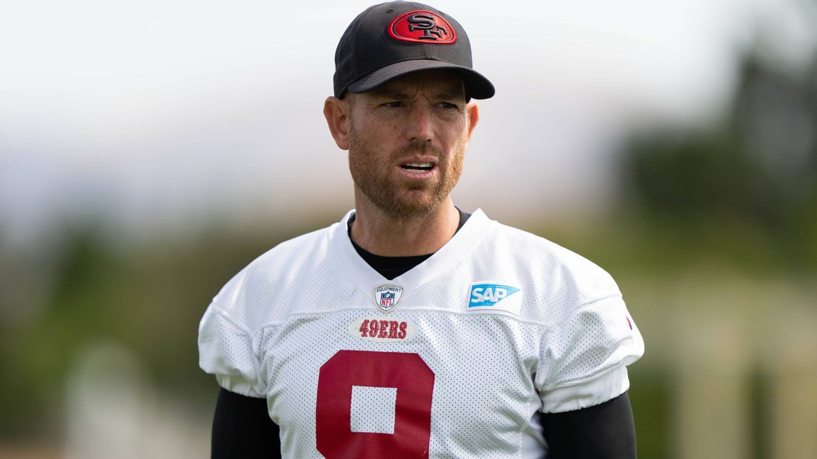 <strong>Robbie Gould (Free Agent)</strong><br>
                Nach 18 Jahren in der NFL ist Robbie Gould Free Agent, aber auch nicht bereit, seinen Helm an den Nagel zu hängen. Der Kicker würde seine Karriere am liebsten bei den San Francisco 49ers fortsetzen, für die er in den vergangenen sechs Jahren aktiv war. "Ich hätte es geliebt, dorthin zurückzukehren", wird der 40-Jährige von "NBC" zitiert: "Ich habe ihnen gesagt, dass ich zurückkehren möchte."&nbsp;
