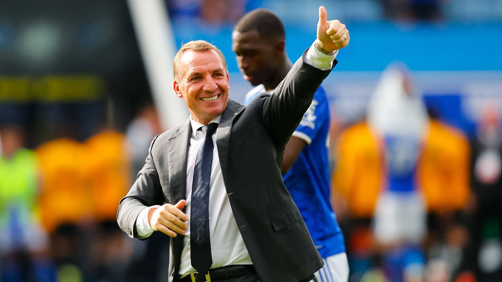 
                <strong>Brendan Rodgers</strong><br>
                Noch länger bei seinem Verein unter Vertrag steht Brendan Rodgers, der noch bis 2025 an Leicester City gebunden ist. Dem Portal "90min" zufolge soll der Nordire trotzdem in der Chefetage des FC Barcelona diskutiert werden und auf der Shortlist der Katalanen stehen. Ob es sich Barca mit 1,35 Milliarden Euro Schulden im Gepäck leisten kann, Rodgers aus einem Premier-League-Vertrag herauszukaufen, darf aber bezweifelt werden.
              