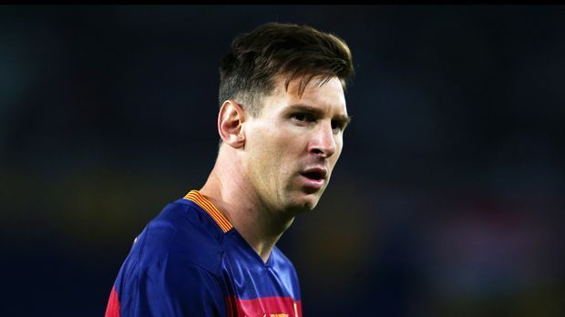 
                <strong>Freistoßkönig Lionel Messi</strong><br>
                Dreimal versuchte es Lionel Messi, zweimal mit Erfolg: Bei "Barcas" Supercup-Sieg spielten die Freistoß-Künste des Argentiniers eine wichtige Rolle. Für Messi war es eine ungewohnt hohe Trefferquote am ruhenden Ball. In der Saison 2013/2014 brauchte er 43 Versuche für 3 Freistoß-Tore, 2014/2015 gab es aus 55 Versuchen 2 Treffer.
              