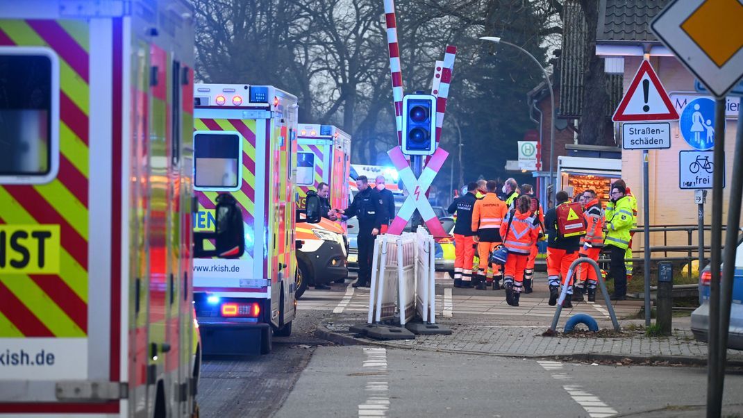 Nach der Messerattacke sind Einsatzkräfte der Polizei und Rettungsdienste an einem Bahnübergang in der Nähe von Bahnhof Brokstedt im Einsatz. 