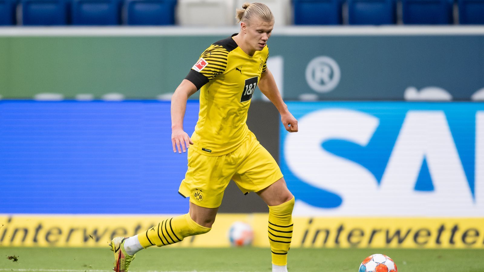 
                <strong>Erling Haaland (Borussia Dortmund)</strong><br>
                Als ein Top-Transferziel von Real Madrid gilt seit Monaten Dortmunds Erling Haaland. Der spanische Transfer-Experte Eduardo Inda behauptete kürzlich bei "El Chiringuito" sogar, dass sich Haaland bereits für die "Königlichen" entschieden haben soll und der Deal somit im Sommer 2022 über die Bühne gehen wird. Haaland, der aufgrund einer Vereinbarung mit Borussia Dortmund wohl im Sommer 2022 aus seinem Vertrag kommen könnte, hat beim Bundesligisten eigentlich noch ein Arbeitspapier bis 2024. Der 21-jährige Norweger erzielte in bislang 79 Pflichtspiel-Einsätzen für den BVB sensationelle 80 Treffer und wurde in den zurückliegenden Monaten quasi mit allen europäischen Topklubs in Verbindung gebracht. 
              