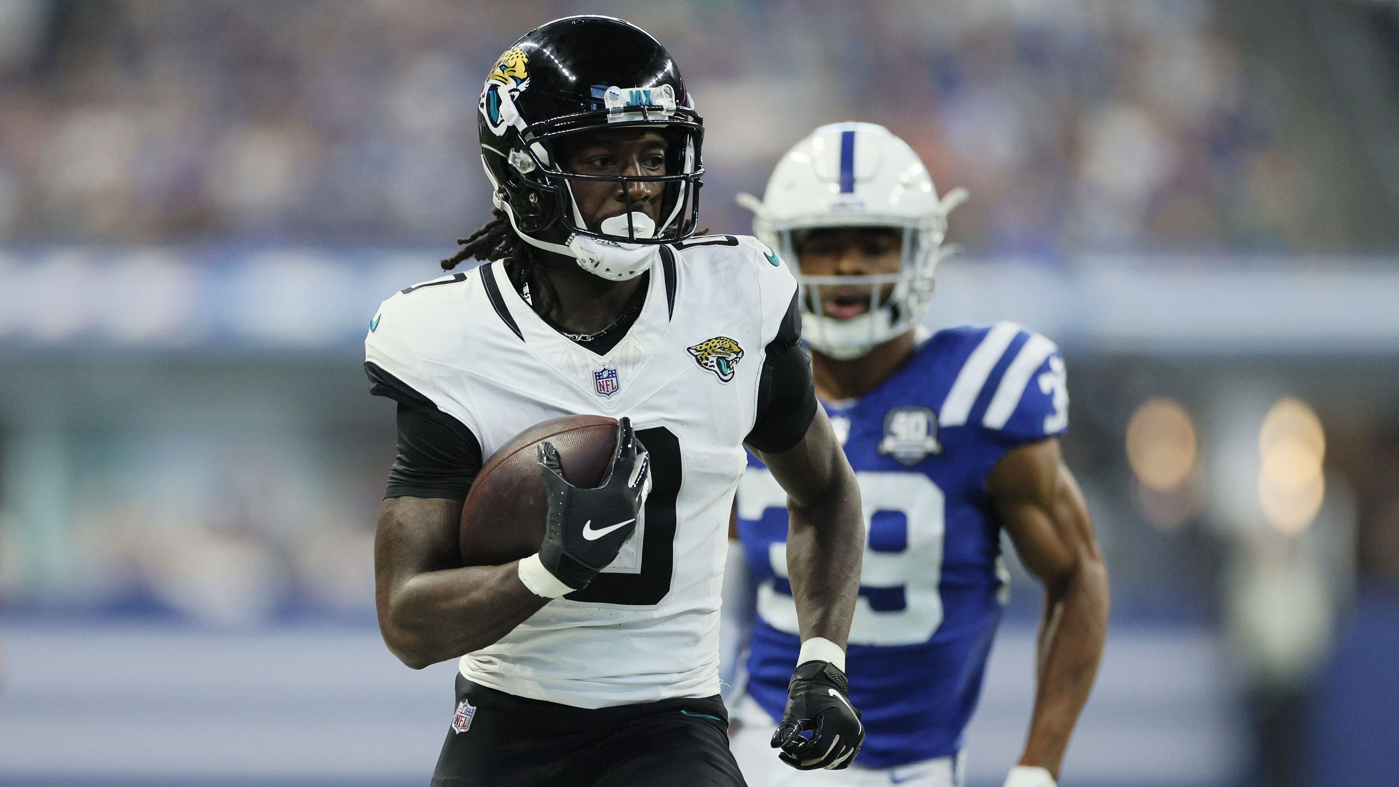 <strong>Jacksonville Jaguars: Calvin Ridley</strong> <br>Calvin Ridley verpasste die vergangene Saison gesperrt, weil er 2021 auf Spiele der NFL gewettet hatte. Trotzdem tradeten die Jacksonville Jaguars für den Wide Receiver und dürften sich mittlerweile bestätigt fühlen. In vier Spielen sammelte der 28-Jährige 211 Receiving Yards und zwei Touchdowns.