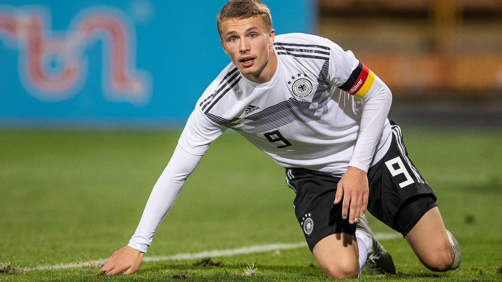 
                <strong>Jann-Fiete Arp</strong><br>
                Position: SturmAlter: 19 JahreVerein: Hamburger SVU19-Länderspiele: 3/1 ToreProfispiele: 18 Bundesligaspiele/2 Tore, 14 Zweitligaspiele/0 Tore
              