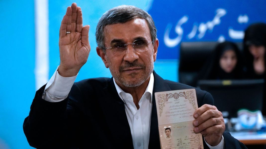2. Juni 2024, Teheran: Irans ehemaliger Präsident Mahmud Ahmadinedschad zeigt den Medien seinen Ausweis, als er im Innenministerium ankommt, um sich als Kandidat für die Präsidentschaftswahlen zu registrieren.