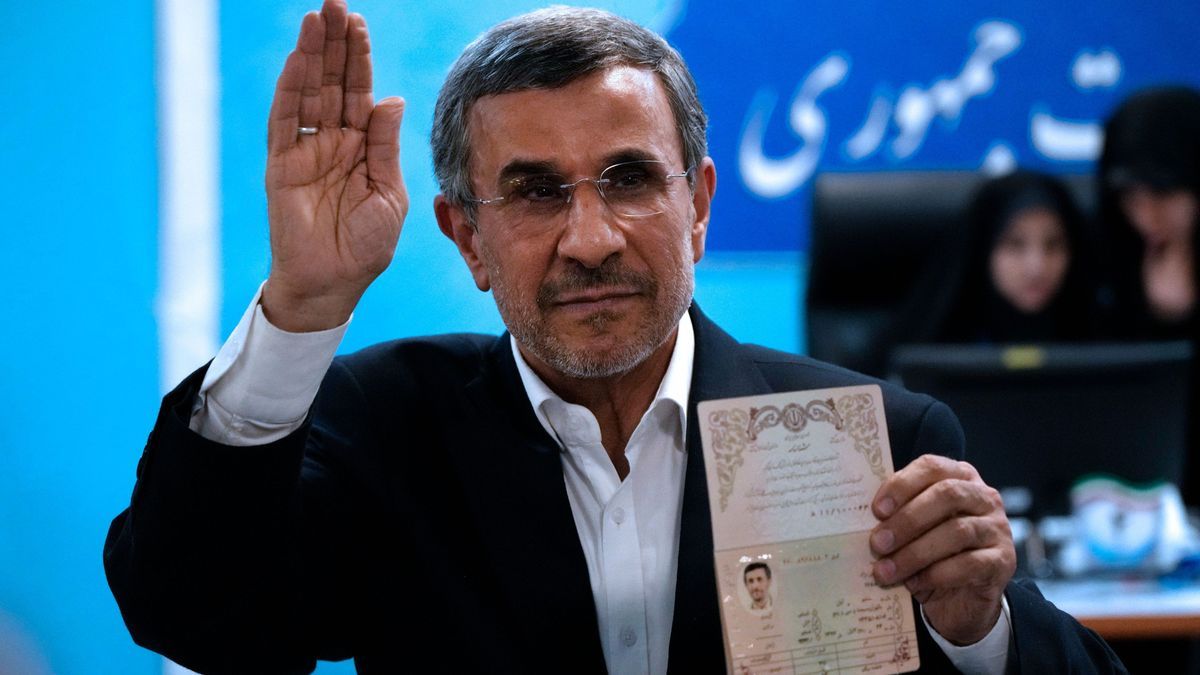 2. Juni 2024, Iran, Teheran: Irans ehemaliger Präsident Mahmud Ahmadinedschad lässt sich als Kandidat für die Präsidentschaftswahlen registrieren. 