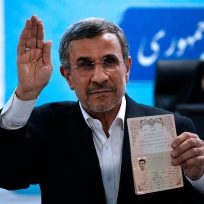 2. Juni 2024, Iran, Teheran: Irans ehemaliger Präsident Mahmud Ahmadinedschad lässt sich als Kandidat für die Präsidentschaftswahlen registrieren. 