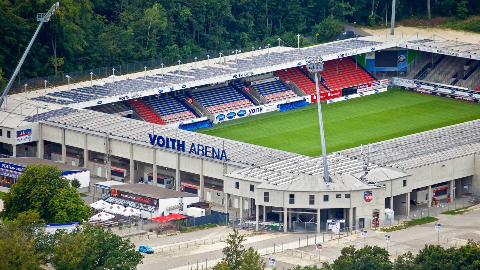 
                <strong>Voith-Arena (1. FC Heidenheim)</strong><br>
                &#x2022; Kapazität: 15.000<br>&#x2022; Sitzplätze: 4.300<br>&#x2022; Stehplätze: 10.700<br>&#x2022; Logen: 37<br>
              