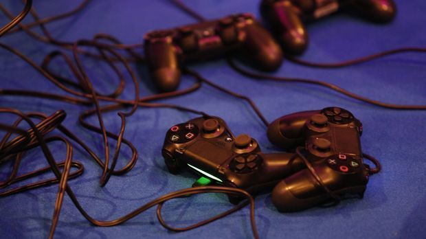 
                <strong>Controller defekt</strong><br>
                2. Controller defekt. Und wenn es nicht an der Steuerung liegt, die man übrigens vor einem Spiel auswählt, scheint es am Controller zu liegen. Entweder klemmt eine Taste oder die Spieler führen nicht das aus, was man angeblich drückt. Nerviger ist nur der ...
              
