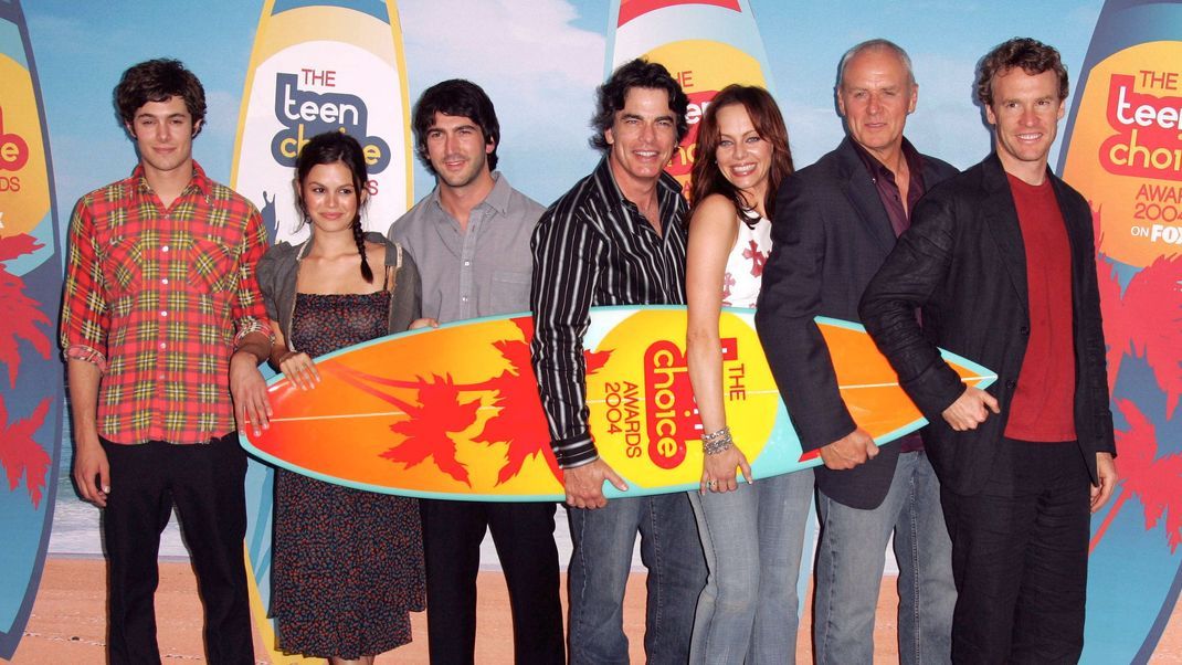 "O.C. California" bei den Teen Choice Awards 2004: Adam Brody, Rachel Bilson, Ben McKenzie, Peter Gallagher, Kelly Rowan, Alan Dale und Tate Donovan feiern gemeinsam den Erfolg der Kultserie