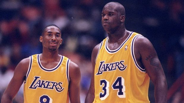 
                <strong>Seine NBA-Titel</strong><br>
                NBA-Titel: Fünf NBA-Titel sammelt Kobe in seiner Karriere. Von 2000 bis 2002 holen sich die Lakers drei Titel in Serie. Mit seinem kongenialen Partner Shaquille O'Neal bildet sich ein außergewöhnliches Team. 2009 und 2010 holt sich Bryant seine letzten beiden Ringe. Damit hat er nur einen Titel weniger als Rekordhalter Michael "Air" Jordan.
              