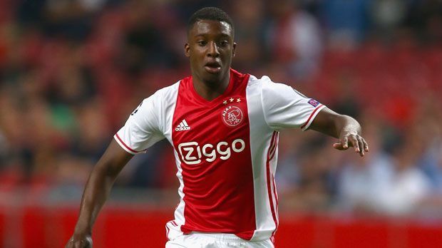 
                <strong>Mittelfeld: Riechedly Bazoer (Ajax Amsterdam)</strong><br>
                Mittelfeld: Riechedly Bazoer gab sein Debüt in der ersten Mannschaft von Ajax Amsterdam im Dezember 2014. Seither ist der 19-Jährige zu einer festen Größe im zentralen Mittelfeld gereift. Bazoer glänzt als Taktgeber, gilt als zweikampfstark und zeigt trotz seines jungen Alters schon enorme Präsenz auf dem Platz. Das Talent des Niederländers blieb auch den ganz großen Klubs nicht verborgen. Manchester City wollte Bazoer schon vor drei Jahren verpflichten. Chelsea, Neapel, Bayern und Dortmund haben den Youngster längst im Auge. Der träumt aber nur von einem Verein: dem FC Barcelona.
              