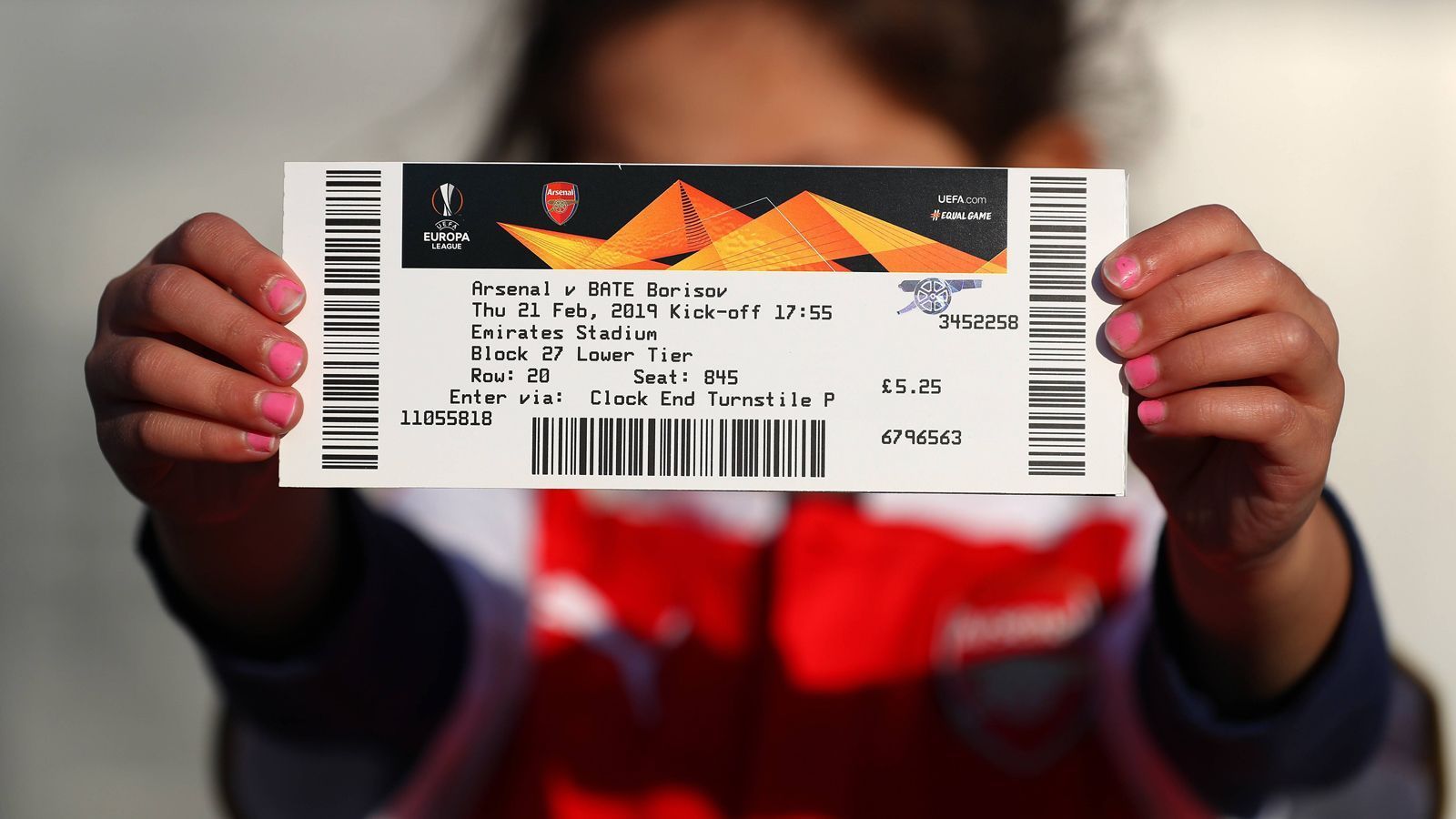 
                <strong>Durchschnittliche Ticketpreise in Europa</strong><br>
                Ein Fußballspiel zu besuchen, ist schon längst kein günstiges Vergnügen mehr - nicht in Deutschland und schon gar nicht im europäischen Ausland. Der aktuelle UEFA-Finanzreport für das Kalenderjahr 2017 verrät, wie viel ein Ticket im Durchschnitt bei den einzelnen Vereinen kostet. Der Durchschnittspreis wurde errechnet, indem die Ticketeinnahmen (inkl. Hospitality) durch die Zuschauerzahlen geteilt wurden. ran.de verrät, wo die Eintrittskarten am teuersten sind und wie die deutschen Vereine in dem Vergleich abschneiden.
              
