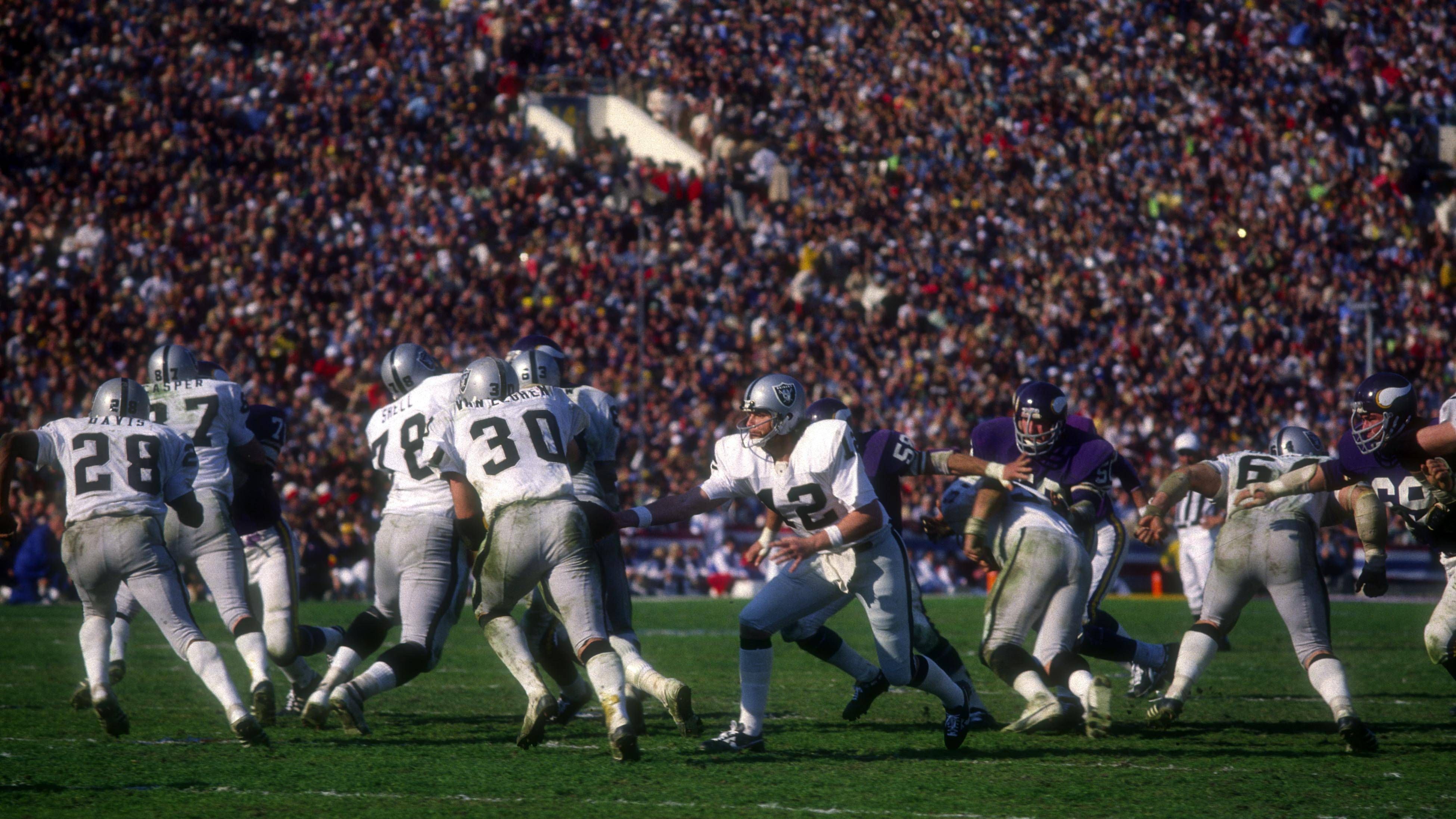 <strong>Super Bowl XI (09.01.1977)</strong><br>Ergebnis: Oakland Raiders 32:14 Minnesota Vikings<br>Rematch: Week 13 (11.12.1977)<br>Rematch-Ergebnis: Minnesota Vikings 13:35 Oakland Raiders