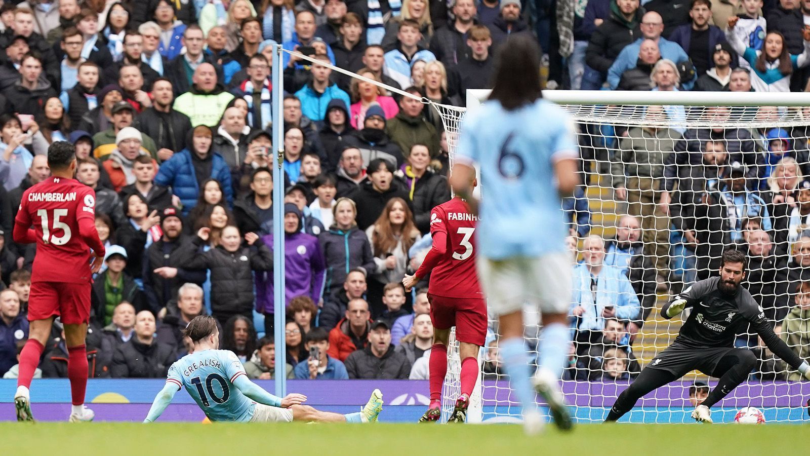 
                <strong>Manchester City gegen FC Liverpool: Schlüsselszenen des Spitzenspiels</strong><br>
                In der 74. Minute belohnte sich Grealish für ein ganz starkes Spiel. Liverpool hatte bereits seit dem Doppelschlag keine Antworten mehr, und auch dieser Treffer war sehenswert, aber eben auch ohne große Gegenwehr des Gegners herausgespielt. Der Engländer passte dabei auf den Flügel zu De Bruyne, der zurück in den Lauf des Mittelfeldmannes spielte: 4:1!
              