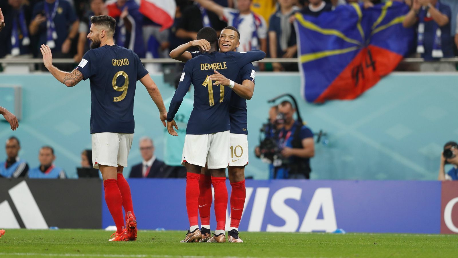 
                <strong>Platz 2: Frankreich</strong><br>
                Man hatte die leise Befürchtung, Frankreich würde der Fluch des amtierenden Weltmeisters heimsuchen. Nach schwacher Nations League tippten einige auf ein vorzeitiges Aus der Franzosen bei dieser WM. Pustekuchen! In Gruppe D machte die "Equipe Tricolore" bereits nach zwei Siegen gegen Dänemark und Australien das Achtelfinale klar, die Niederlage gegen Tunesien im letzten Spiel ist ob des Personals zu vernachlässigen. Im Achtelfinale wirbelte das Team von Didier Deschamps Polen mit 3:1 auseinander. Die Franzosen sind beim besten Willen nicht unverwundbar, die Offensive um Kylian Mbappe zu stoppen wird jedoch eine unglaublich schwierige Aufgabe. Das nächste Team, das sich daran versuchen wird: England.
              