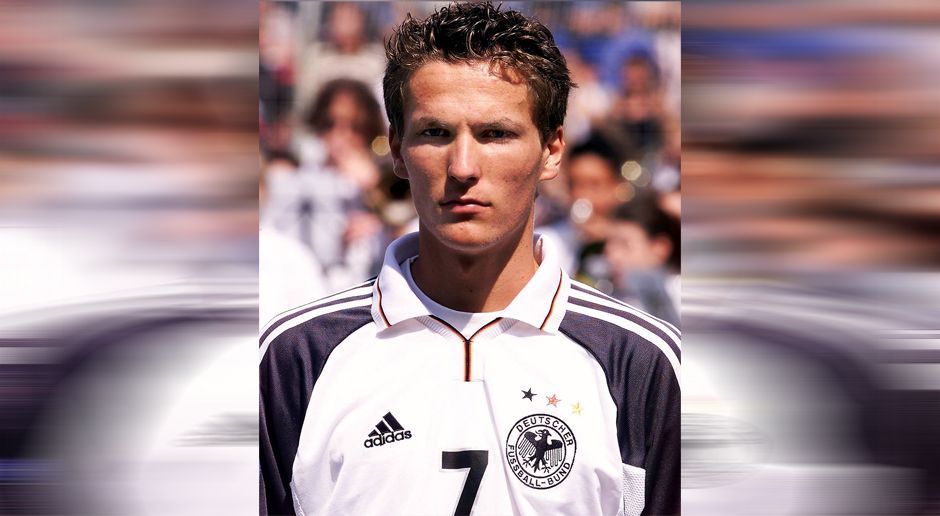 
                <strong>2000</strong><br>
                Der Tennie Benny Lauth im Jahr 2000 bei der deutschen U18-Nationalmannschaft - die Frisur sieht noch recht normal aus. 
              